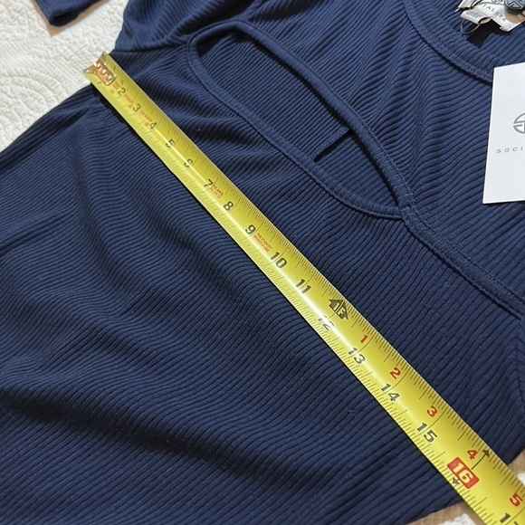 Socialite Ribbed Dress Front Cut-Out. Large. NWT - Picture 8 of 10